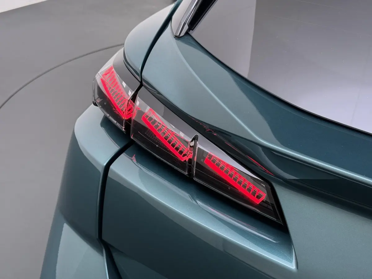 GT Avantage EV 54 kWh | Accu 98% | Alcantara bekleding en elektrisch verstelbare bestuurdersstoel | Navigatie | Elektrische achterklep | Camera rondom | Cruise control adaptief | Apple Carpl