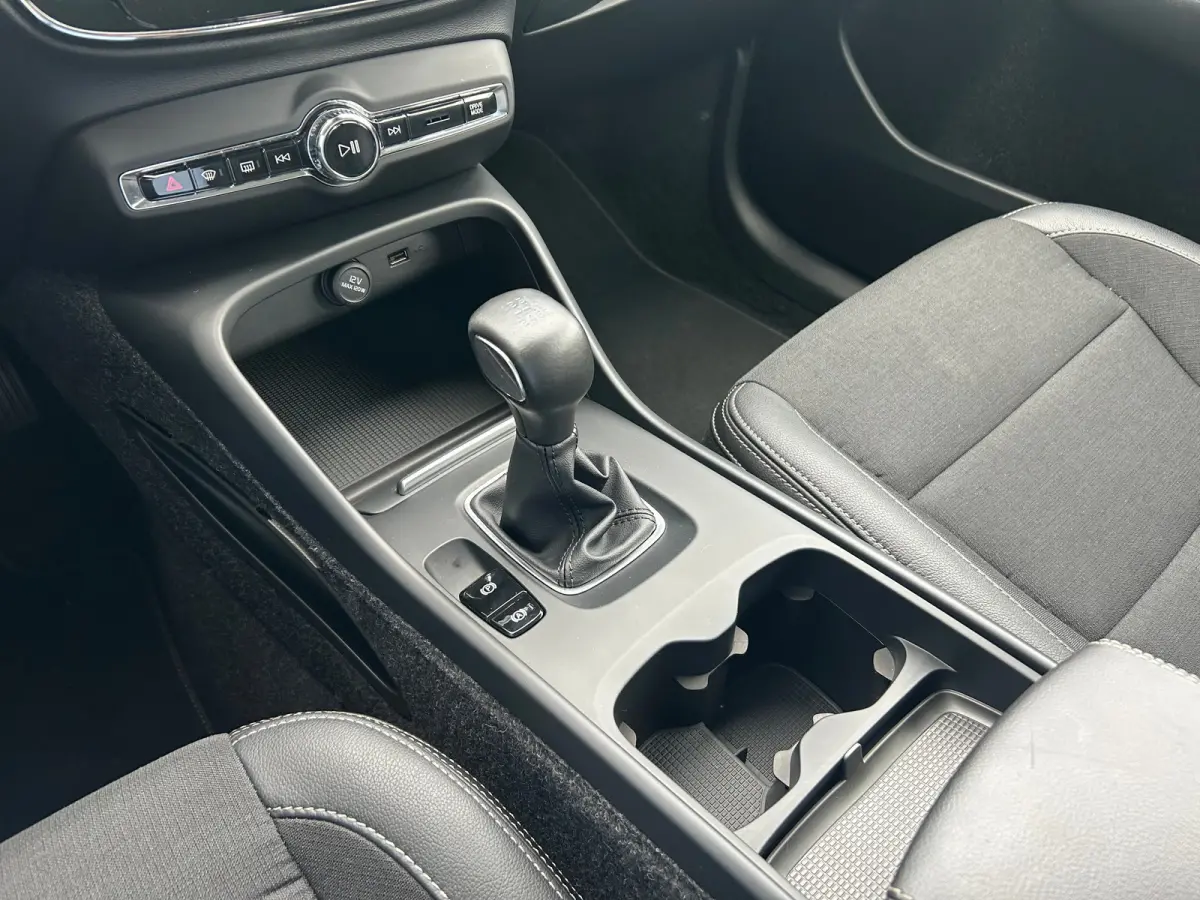 1.5 T3 Momentum | Camera | Cruise Control | Navigatie | Lane Assist | Spiegels dimmend |