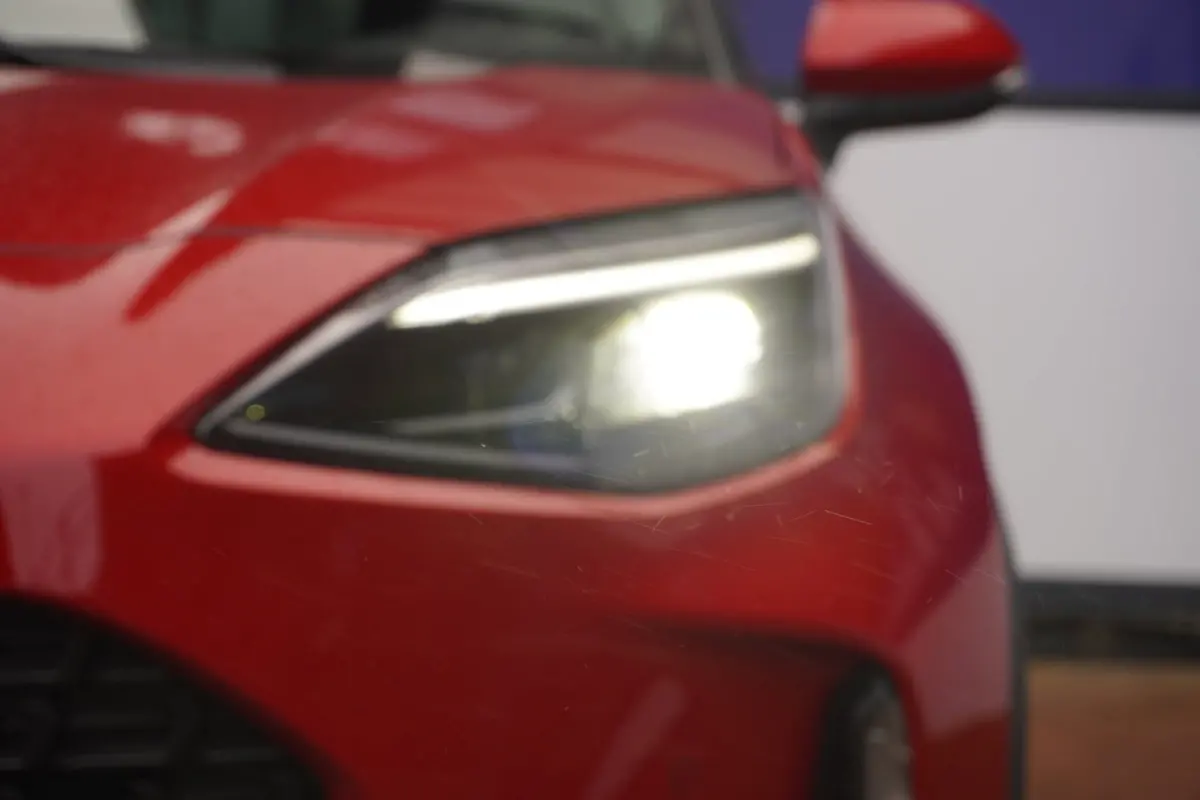 1.5 Hybrid 130 Dynamic / stoel&stuurverw/Comfortpack / NIEUW / Emotional Red premium metallic / = MEI 2026 !!