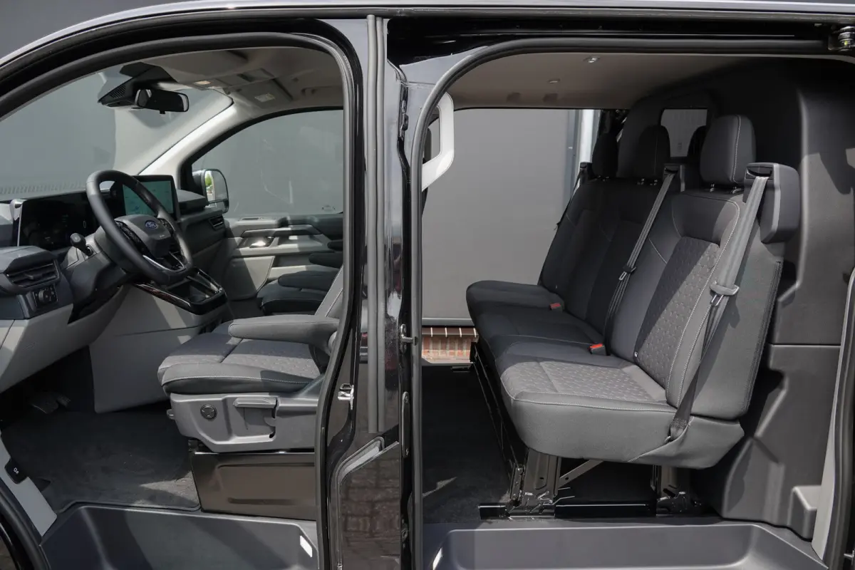 L2H1 Dubbel Cabine 2.5PHEV 233Pk Aut. | Limited | Plug In Hybrid | 360° Camera | 2x Schuifdeur | Spoilerpack | 19'' | Agate Black