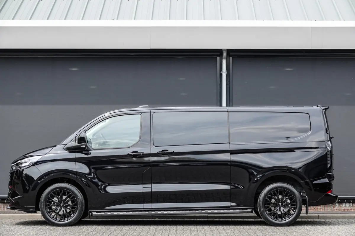 L2H1 Dubbel Cabine 2.5PHEV 233Pk Aut. | Limited | Plug In Hybrid | 360° Camera | 2x Schuifdeur | Spoilerpack | 19'' | Agate Black