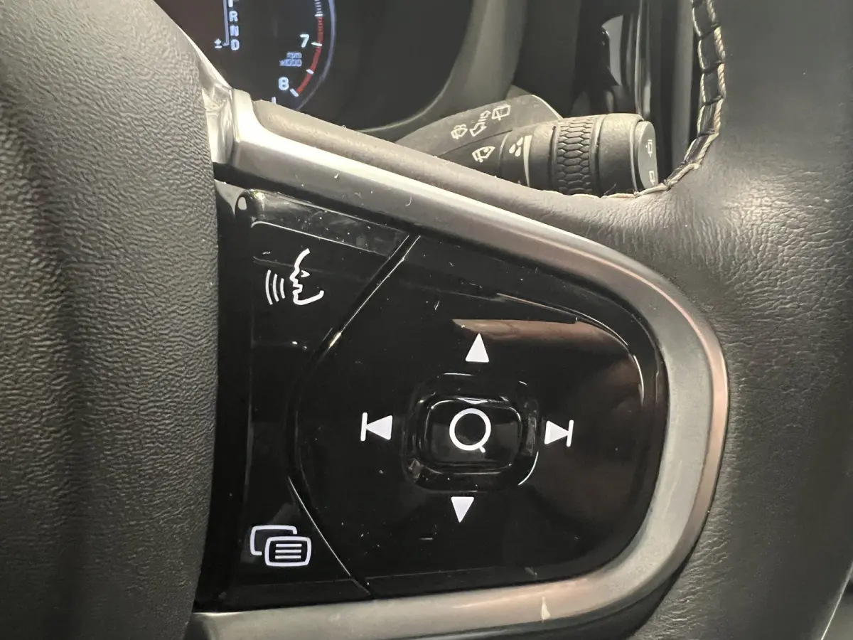 2.0 T5 AWD R-Design | Navigatie/Android/Apple Carplay | LM Velgen 19" | Voorstoelen Verwarmd | PDC Voor en Achter + Achteruitrijcamera |
