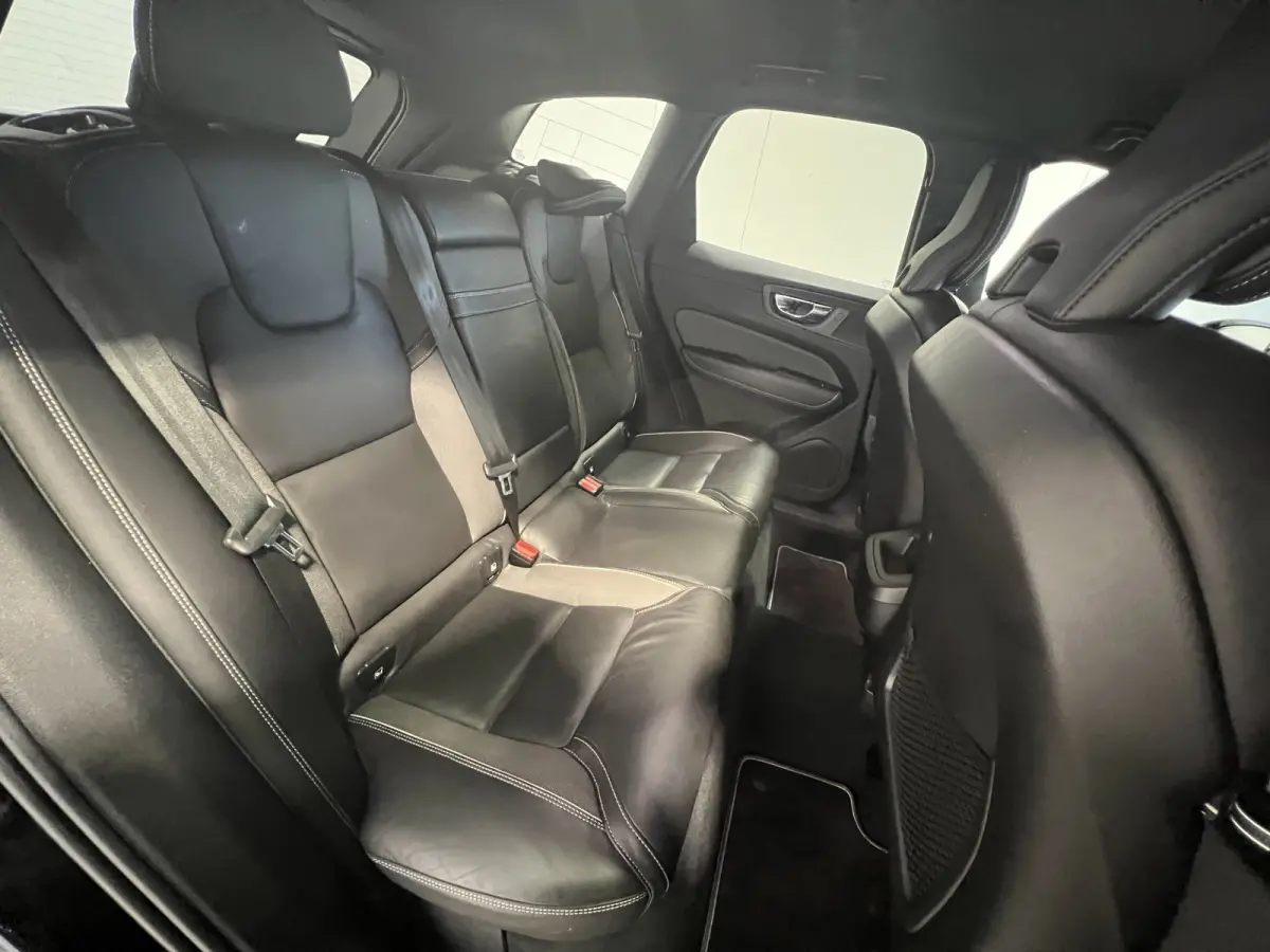 2.0 T5 AWD R-Design | Navigatie/Android/Apple Carplay | LM Velgen 19" | Voorstoelen Verwarmd | PDC Voor en Achter + Achteruitrijcamera |