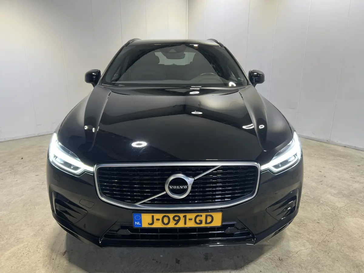 2.0 T5 AWD R-Design | Navigatie/Android/Apple Carplay | LM Velgen 19" | Voorstoelen Verwarmd | PDC Voor en Achter + Achteruitrijcamera |