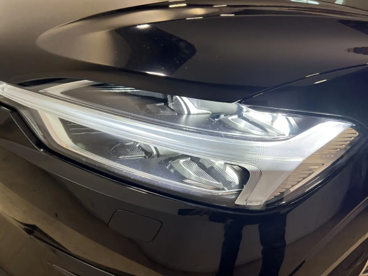 2.0 T5 AWD R-Design | Navigatie/Android/Apple Carplay | LM Velgen 19" | Voorstoelen Verwarmd | PDC Voor en Achter + Achteruitrijcamera |