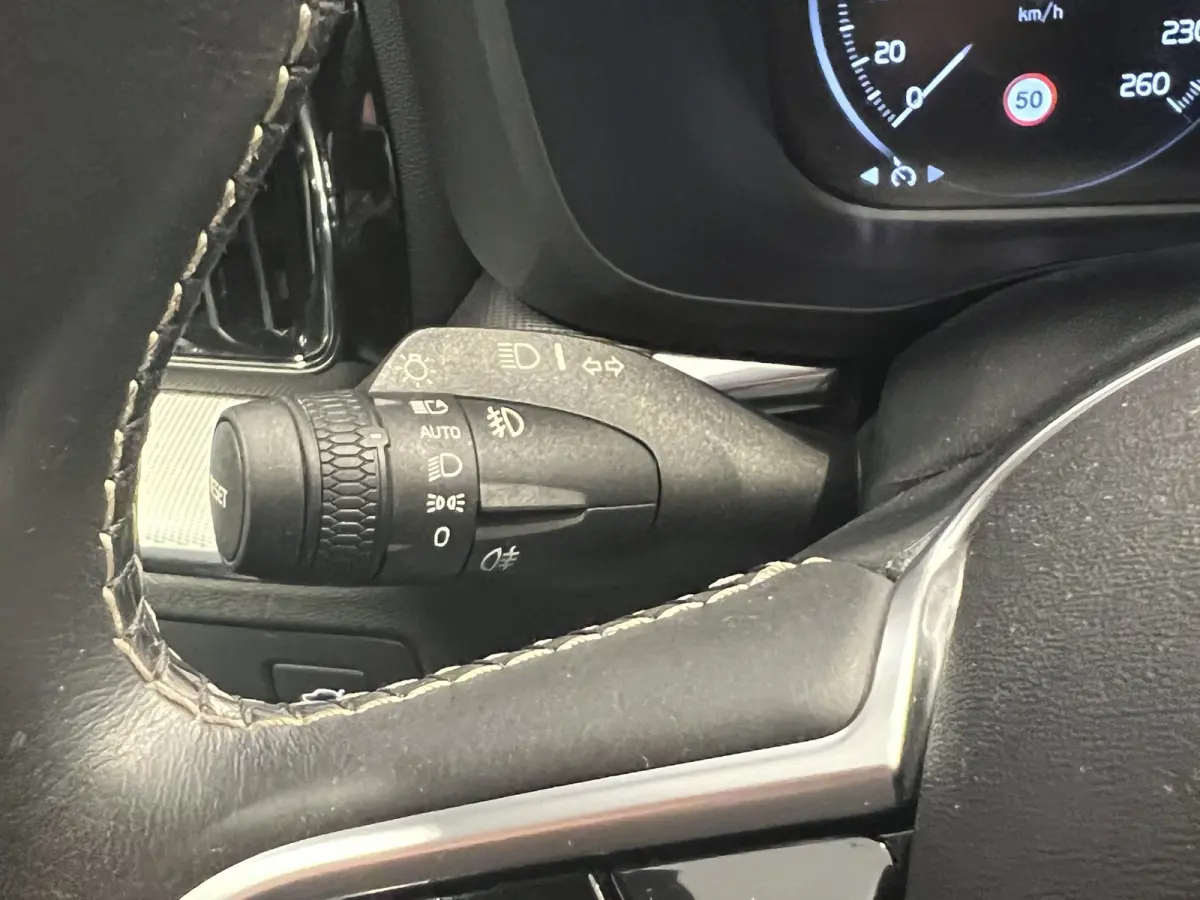 2.0 T5 AWD R-Design | Navigatie/Android/Apple Carplay | LM Velgen 19" | Voorstoelen Verwarmd | PDC Voor en Achter + Achteruitrijcamera |