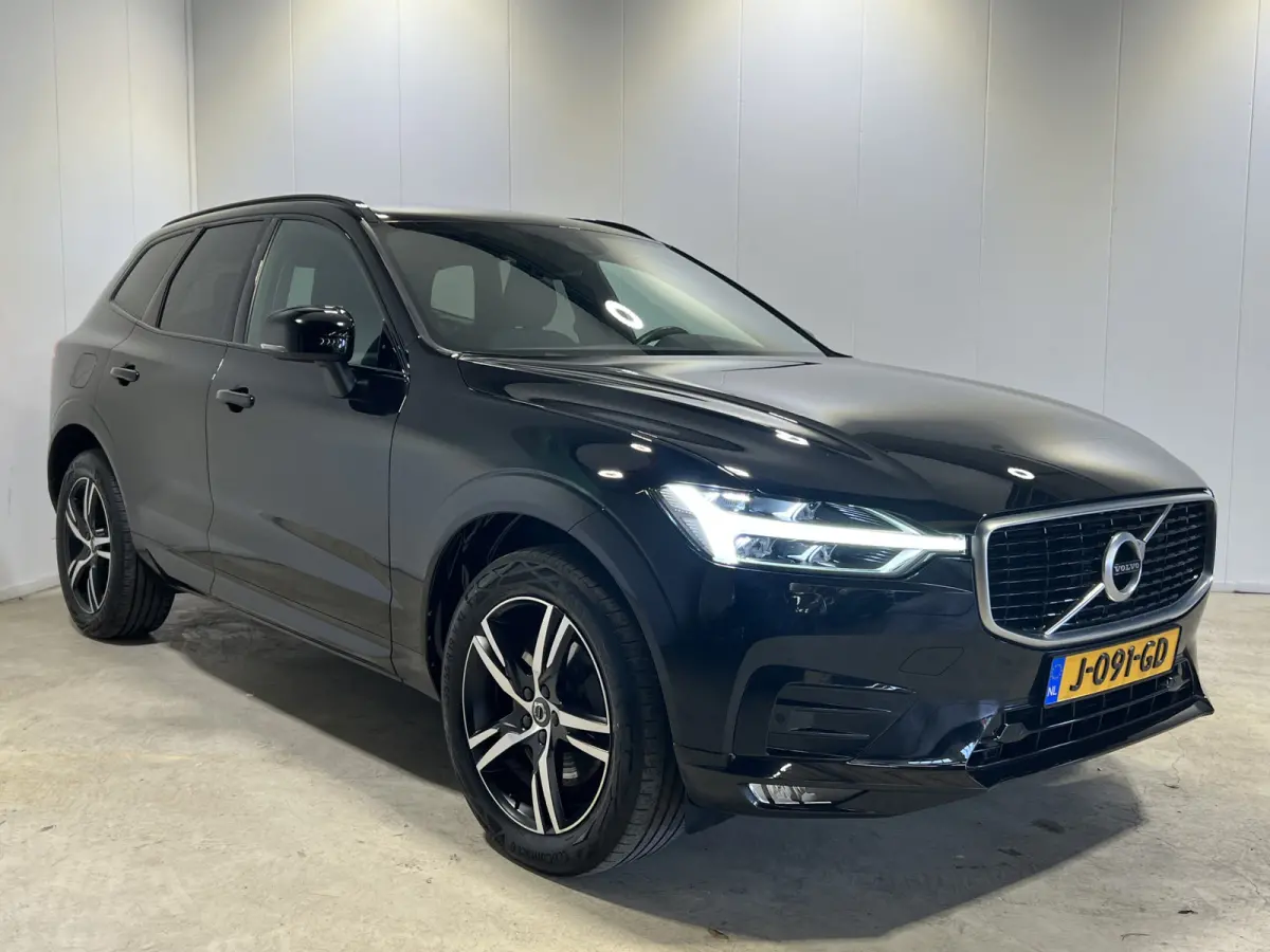 2.0 T5 AWD R-Design | Navigatie/Android/Apple Carplay | LM Velgen 19" | Voorstoelen Verwarmd | PDC Voor en Achter + Achteruitrijcamera |