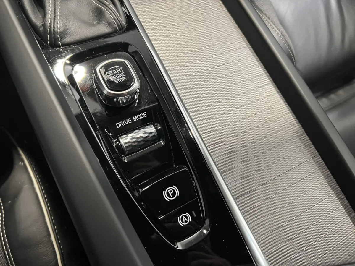 2.0 T5 AWD R-Design | Navigatie/Android/Apple Carplay | LM Velgen 19" | Voorstoelen Verwarmd | PDC Voor en Achter + Achteruitrijcamera |