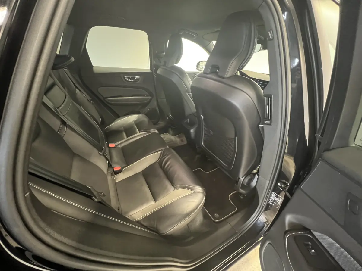 2.0 T5 AWD R-Design | Navigatie/Android/Apple Carplay | LM Velgen 19" | Voorstoelen Verwarmd | PDC Voor en Achter + Achteruitrijcamera |