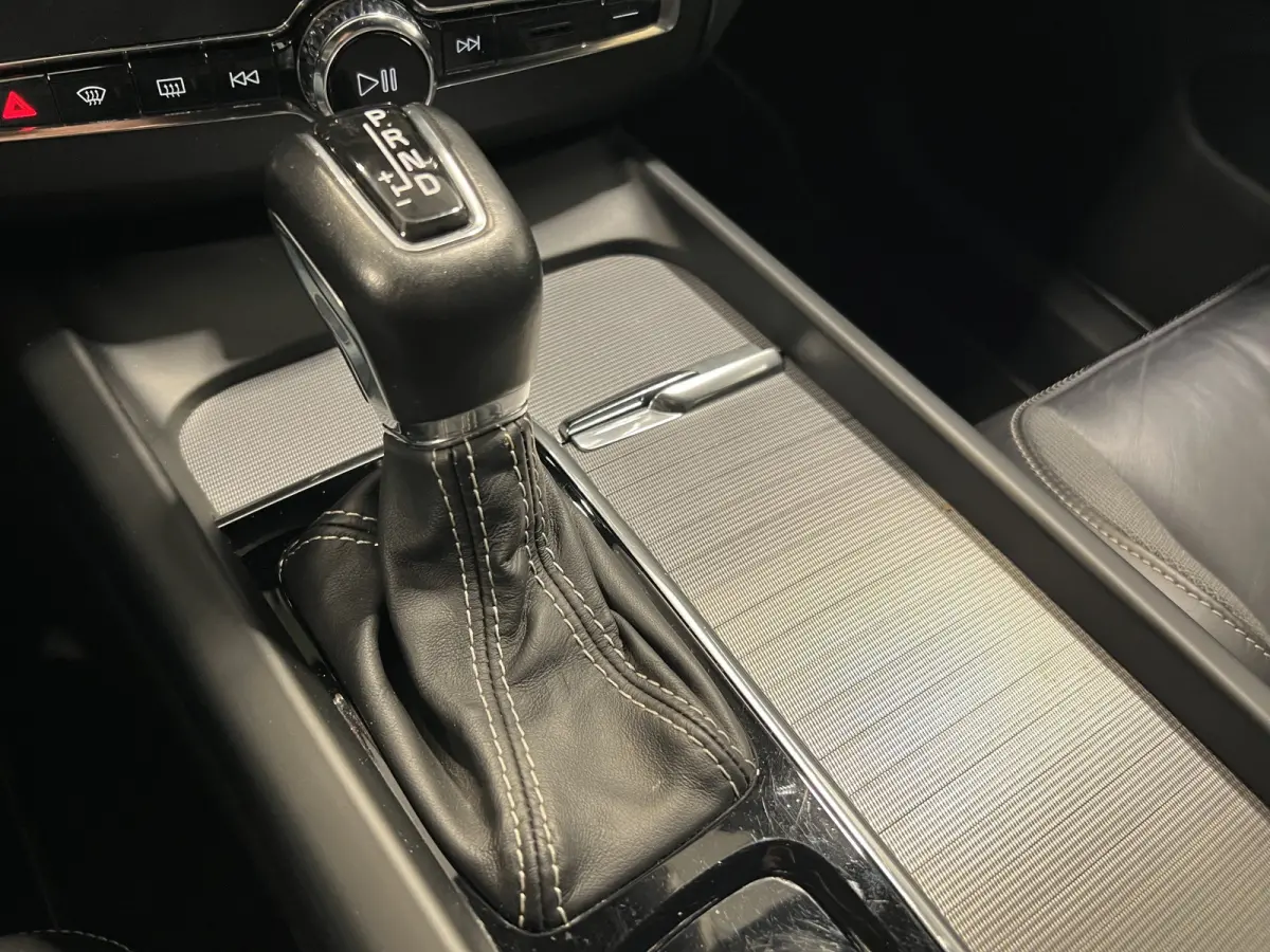 2.0 T5 AWD R-Design | Navigatie/Android/Apple Carplay | LM Velgen 19" | Voorstoelen Verwarmd | PDC Voor en Achter + Achteruitrijcamera |