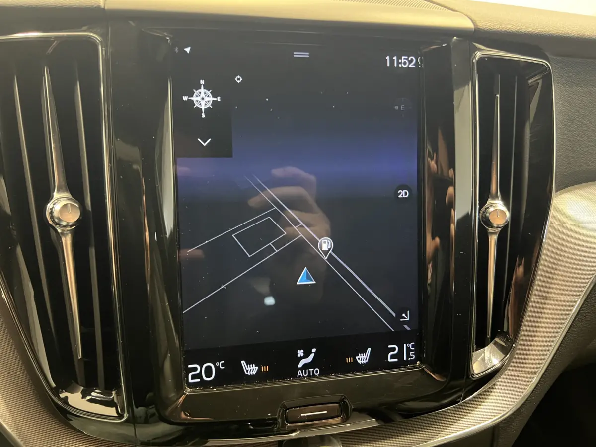 2.0 T5 AWD R-Design | Navigatie/Android/Apple Carplay | LM Velgen 19" | Voorstoelen Verwarmd | PDC Voor en Achter + Achteruitrijcamera |