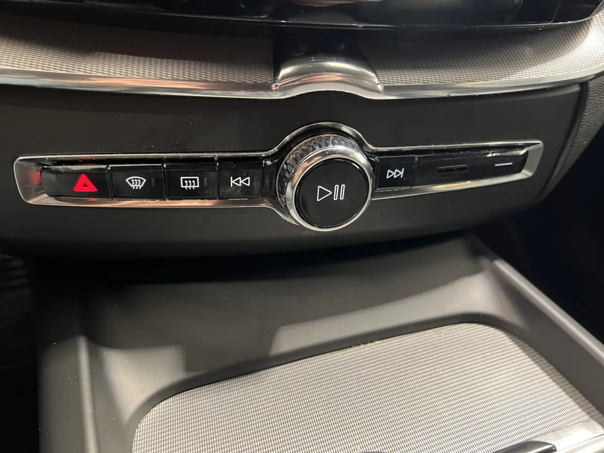 2.0 T5 AWD R-Design | Navigatie/Android/Apple Carplay | LM Velgen 19" | Voorstoelen Verwarmd | PDC Voor en Achter + Achteruitrijcamera |