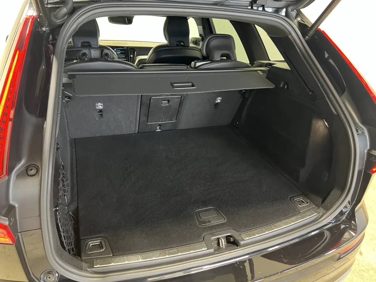 2.0 T5 AWD R-Design | Navigatie/Android/Apple Carplay | LM Velgen 19" | Voorstoelen Verwarmd | PDC Voor en Achter + Achteruitrijcamera |