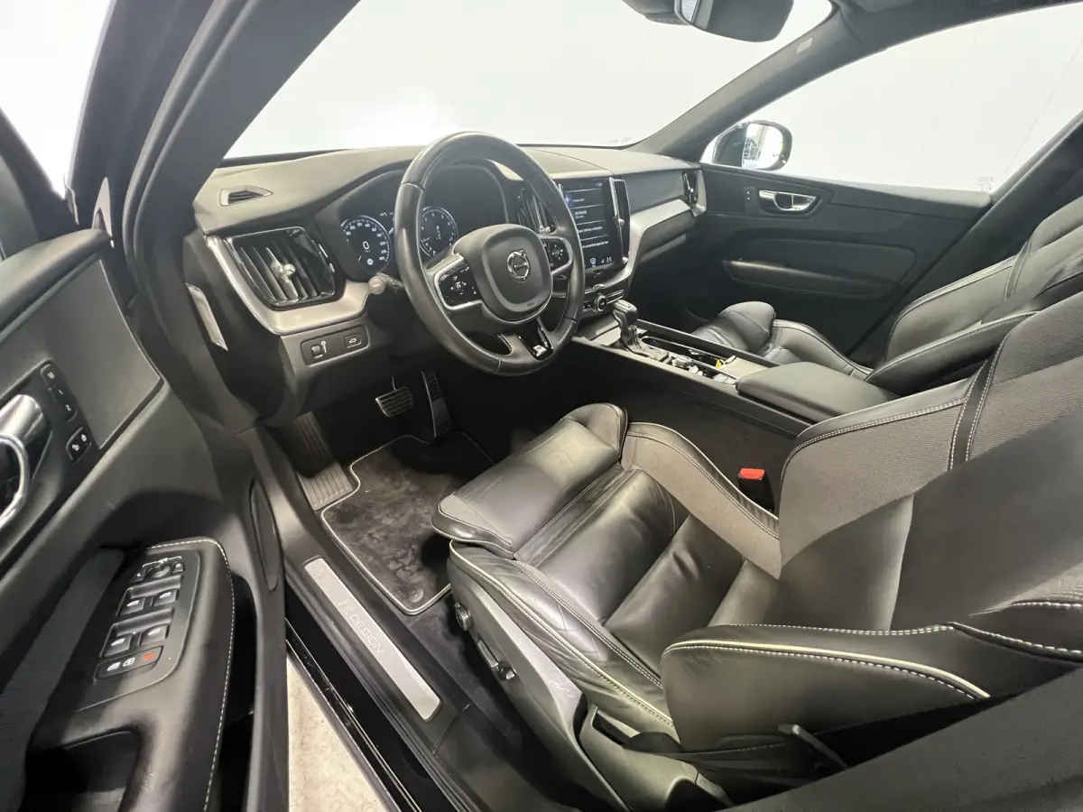 2.0 T5 AWD R-Design | Navigatie/Android/Apple Carplay | LM Velgen 19" | Voorstoelen Verwarmd | PDC Voor en Achter + Achteruitrijcamera |