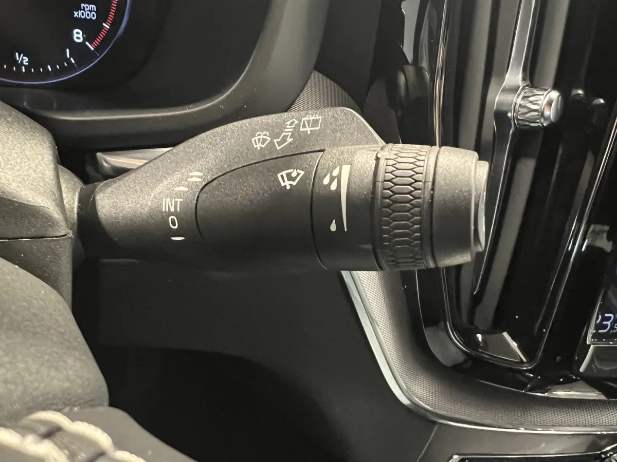 2.0 T5 AWD R-Design | Navigatie/Android/Apple Carplay | LM Velgen 19" | Voorstoelen Verwarmd | PDC Voor en Achter + Achteruitrijcamera |