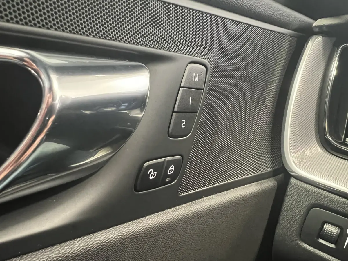 2.0 T5 AWD R-Design | Navigatie/Android/Apple Carplay | LM Velgen 19" | Voorstoelen Verwarmd | PDC Voor en Achter + Achteruitrijcamera |