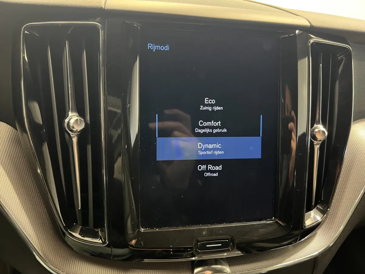 2.0 T5 AWD R-Design | Navigatie/Android/Apple Carplay | LM Velgen 19" | Voorstoelen Verwarmd | PDC Voor en Achter + Achteruitrijcamera |