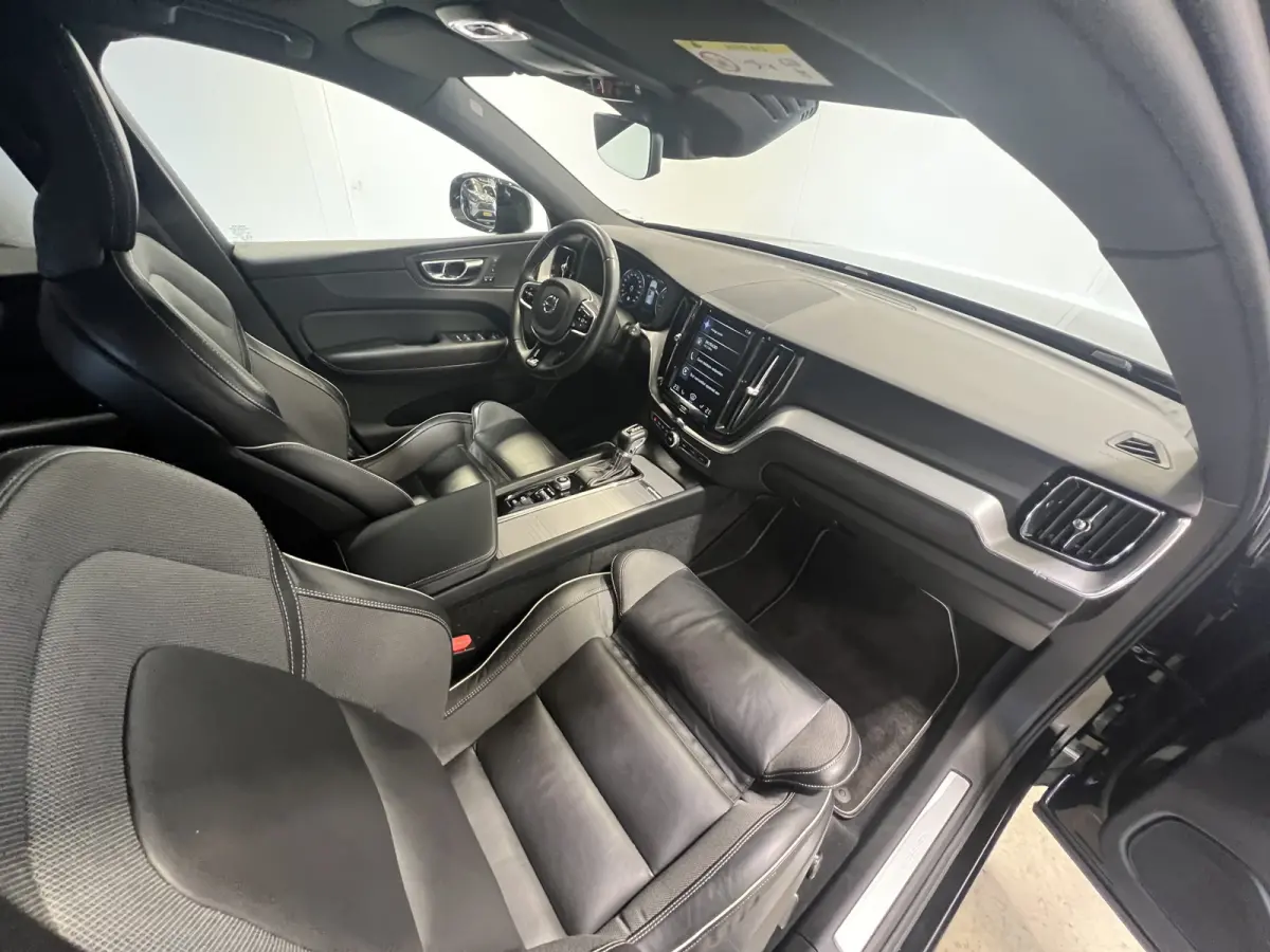 2.0 T5 AWD R-Design | Navigatie/Android/Apple Carplay | LM Velgen 19" | Voorstoelen Verwarmd | PDC Voor en Achter + Achteruitrijcamera |