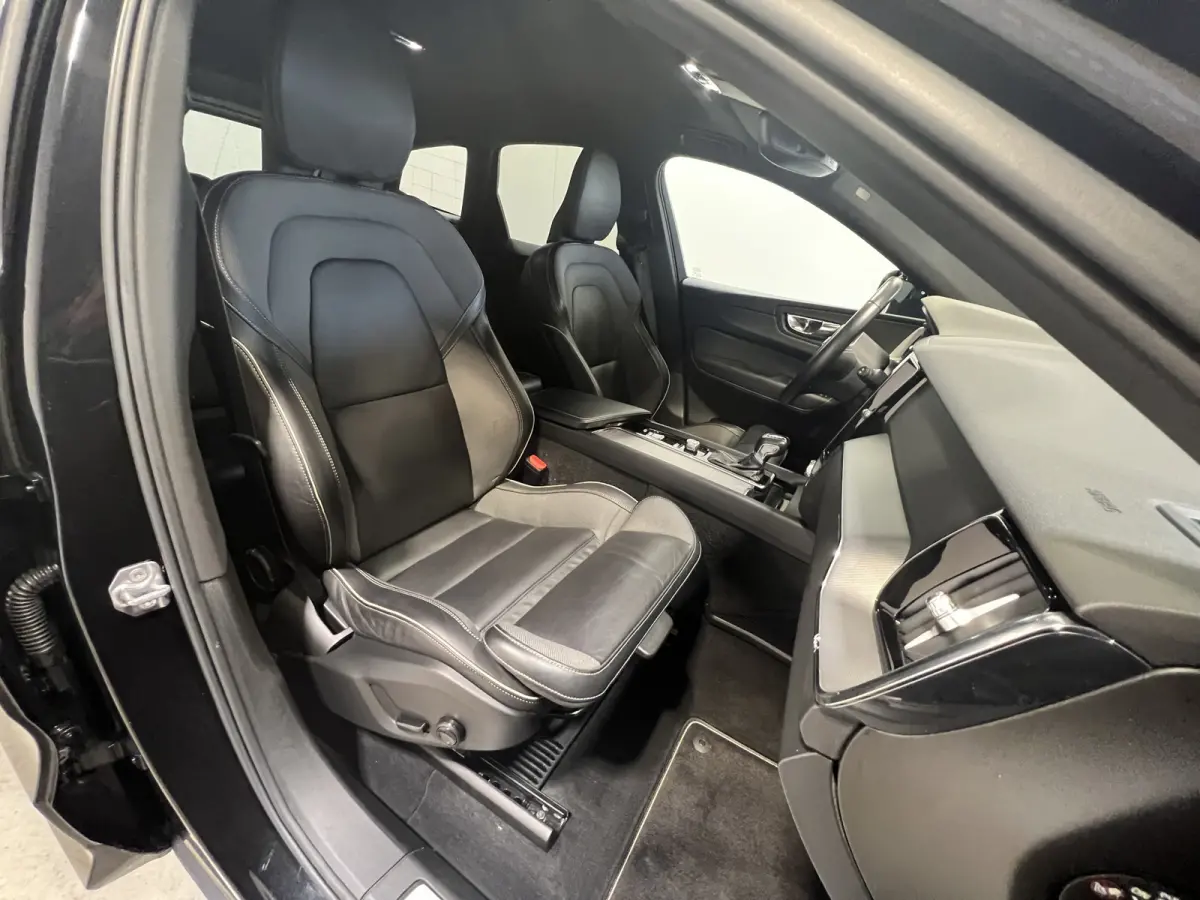 2.0 T5 AWD R-Design | Navigatie/Android/Apple Carplay | LM Velgen 19" | Voorstoelen Verwarmd | PDC Voor en Achter + Achteruitrijcamera |