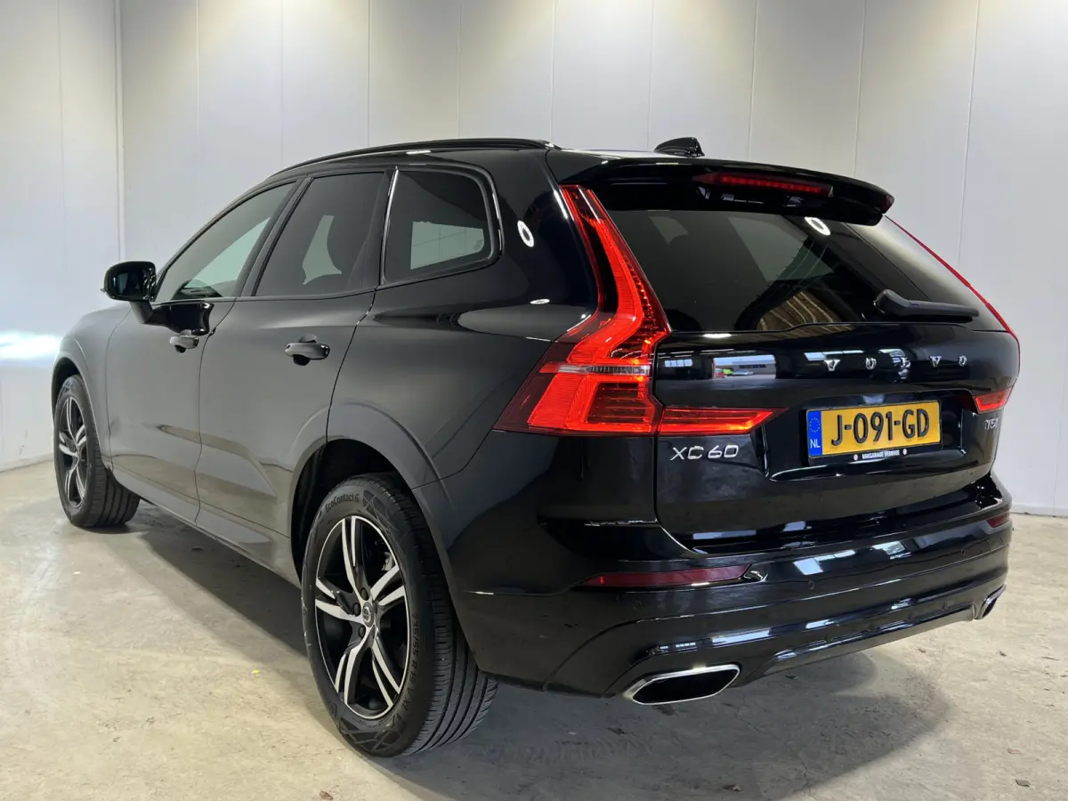 2.0 T5 AWD R-Design | Navigatie/Android/Apple Carplay | LM Velgen 19" | Voorstoelen Verwarmd | PDC Voor en Achter + Achteruitrijcamera |