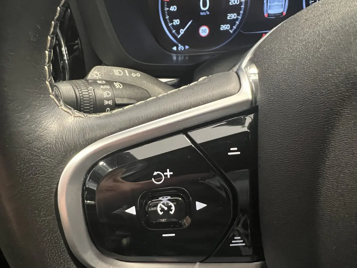 2.0 T5 AWD R-Design | Navigatie/Android/Apple Carplay | LM Velgen 19" | Voorstoelen Verwarmd | PDC Voor en Achter + Achteruitrijcamera |