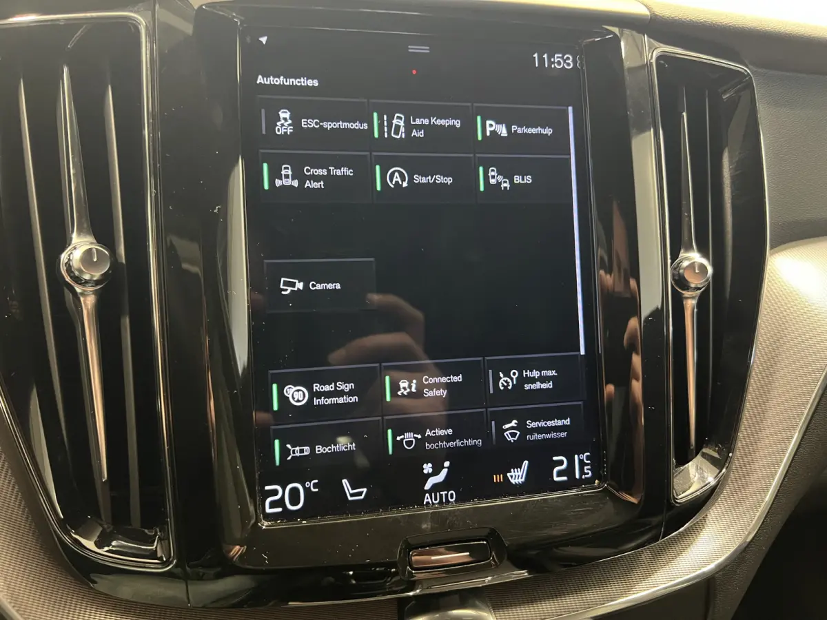 2.0 T5 AWD R-Design | Navigatie/Android/Apple Carplay | LM Velgen 19" | Voorstoelen Verwarmd | PDC Voor en Achter + Achteruitrijcamera |