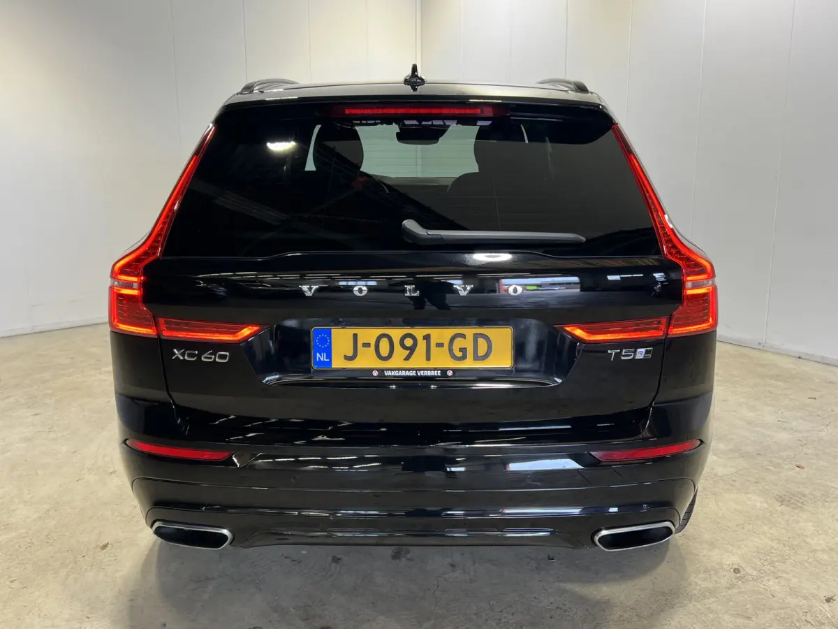 2.0 T5 AWD R-Design | Navigatie/Android/Apple Carplay | LM Velgen 19" | Voorstoelen Verwarmd | PDC Voor en Achter + Achteruitrijcamera |