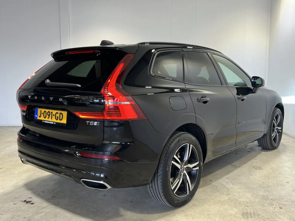 2.0 T5 AWD R-Design | Navigatie/Android/Apple Carplay | LM Velgen 19" | Voorstoelen Verwarmd | PDC Voor en Achter + Achteruitrijcamera |