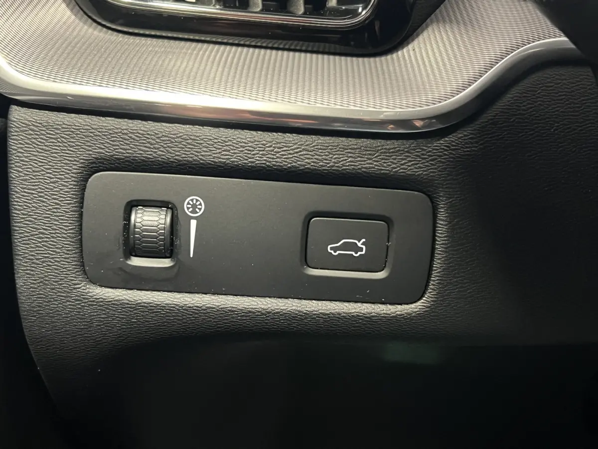 2.0 T5 AWD R-Design | Navigatie/Android/Apple Carplay | LM Velgen 19" | Voorstoelen Verwarmd | PDC Voor en Achter + Achteruitrijcamera |