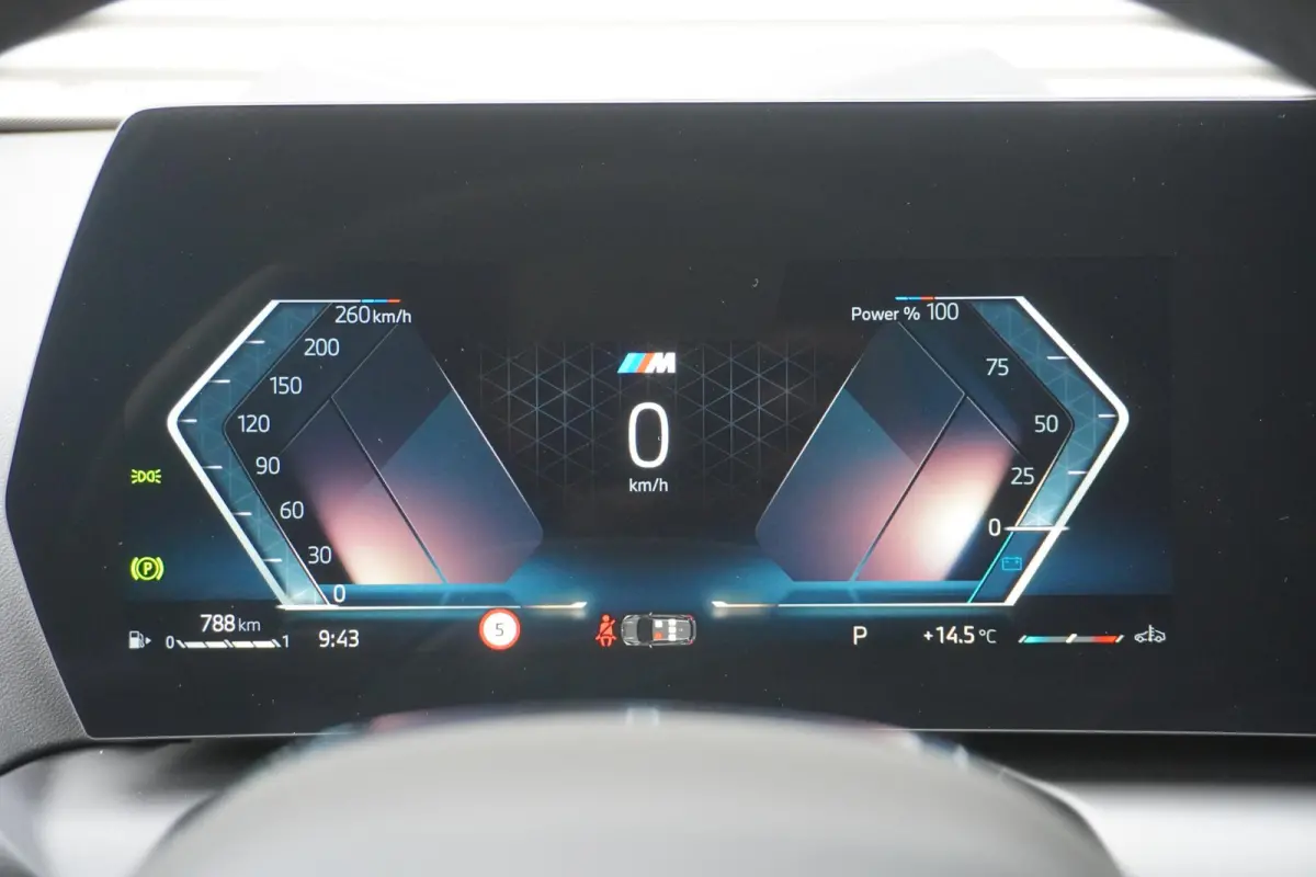 120 M Sportpakket Pro | 19 inch LM M Y-spaak | Stuurwielrand verwarmd | Extra getint glas | Harman-Kardon sound system | Parking Assistant Plus | BMW Head-Up Display