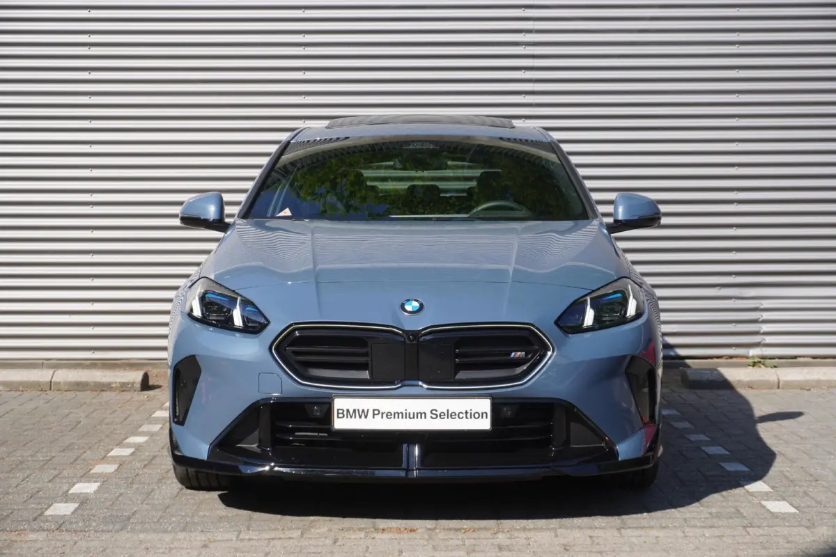 120 M Sportpakket Pro | 19 inch LM M Y-spaak | Stuurwielrand verwarmd | Extra getint glas | Harman-Kardon sound system | Parking Assistant Plus | BMW Head-Up Display