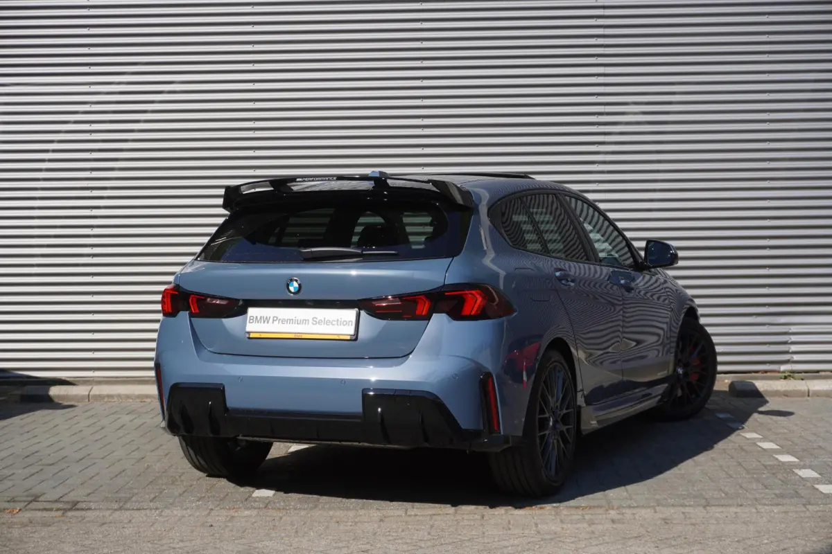 120 M Sportpakket Pro | 19 inch LM M Y-spaak | Stuurwielrand verwarmd | Extra getint glas | Harman-Kardon sound system | Parking Assistant Plus | BMW Head-Up Display