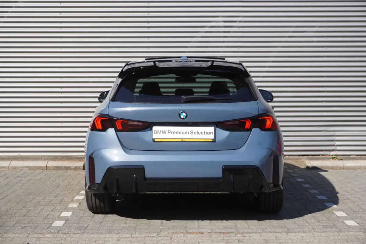 120 M Sportpakket Pro | 19 inch LM M Y-spaak | Stuurwielrand verwarmd | Extra getint glas | Harman-Kardon sound system | Parking Assistant Plus | BMW Head-Up Display