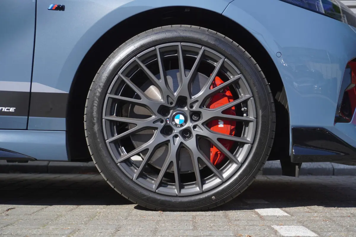 120 M Sportpakket Pro | 19 inch LM M Y-spaak | Stuurwielrand verwarmd | Extra getint glas | Harman-Kardon sound system | Parking Assistant Plus | BMW Head-Up Display