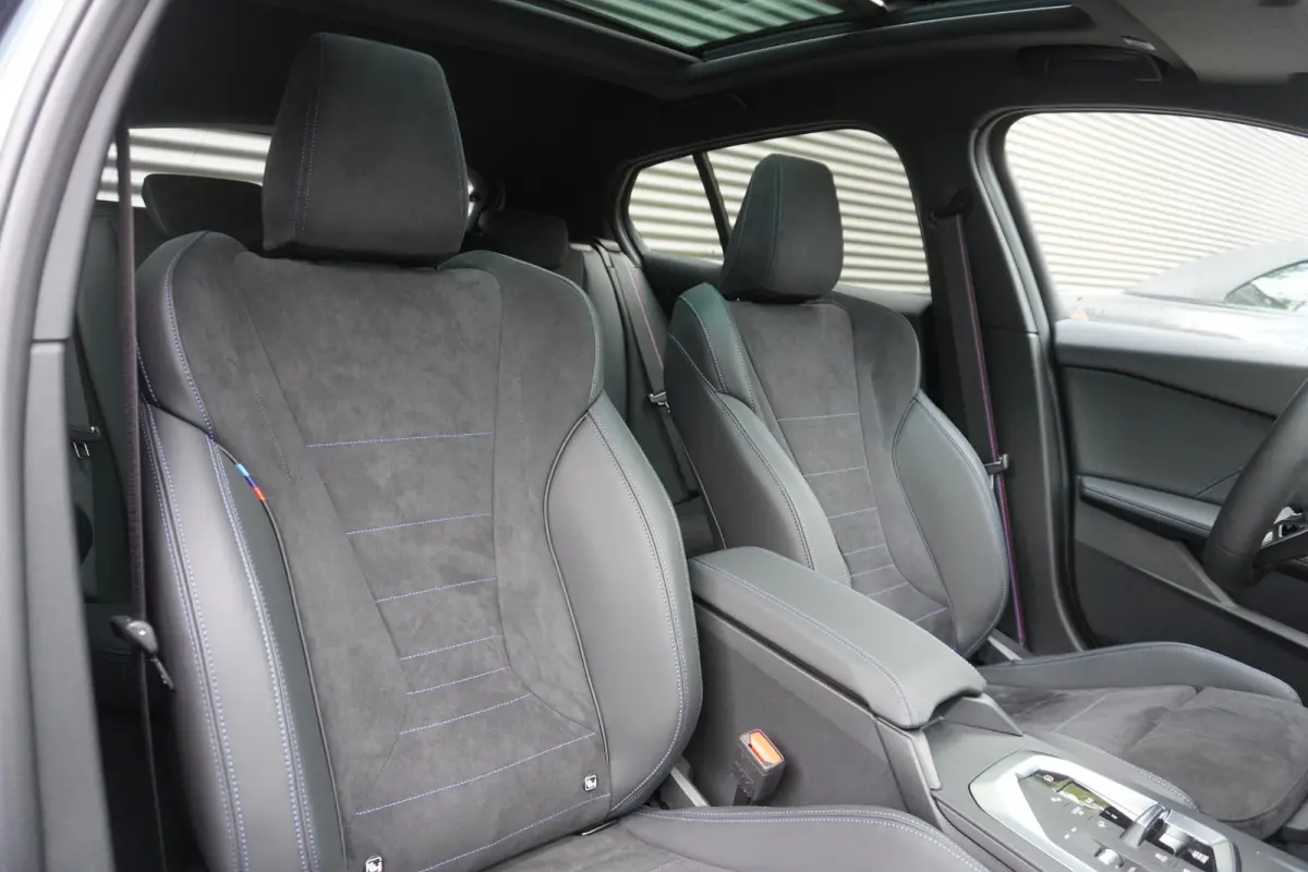 120 M Sportpakket Pro | 19 inch LM M Y-spaak | Stuurwielrand verwarmd | Extra getint glas | Harman-Kardon sound system | Parking Assistant Plus | BMW Head-Up Display