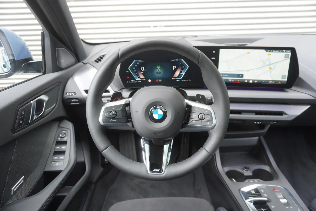 120 M Sportpakket Pro | 19 inch LM M Y-spaak | Stuurwielrand verwarmd | Extra getint glas | Harman-Kardon sound system | Parking Assistant Plus | BMW Head-Up Display