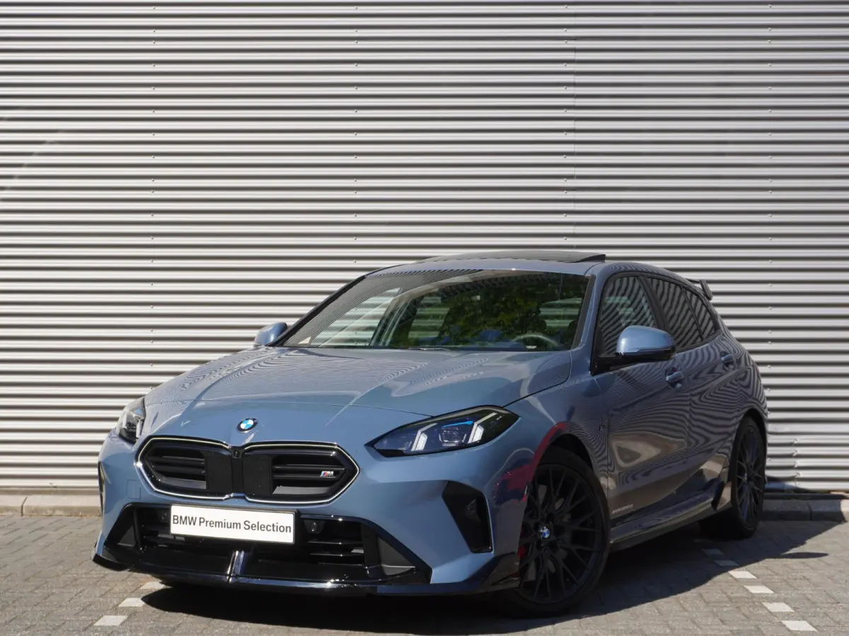 120 M Sportpakket Pro | 19 inch LM M Y-spaak | Stuurwielrand verwarmd | Extra getint glas | Harman-Kardon sound system | Parking Assistant Plus | BMW Head-Up Display