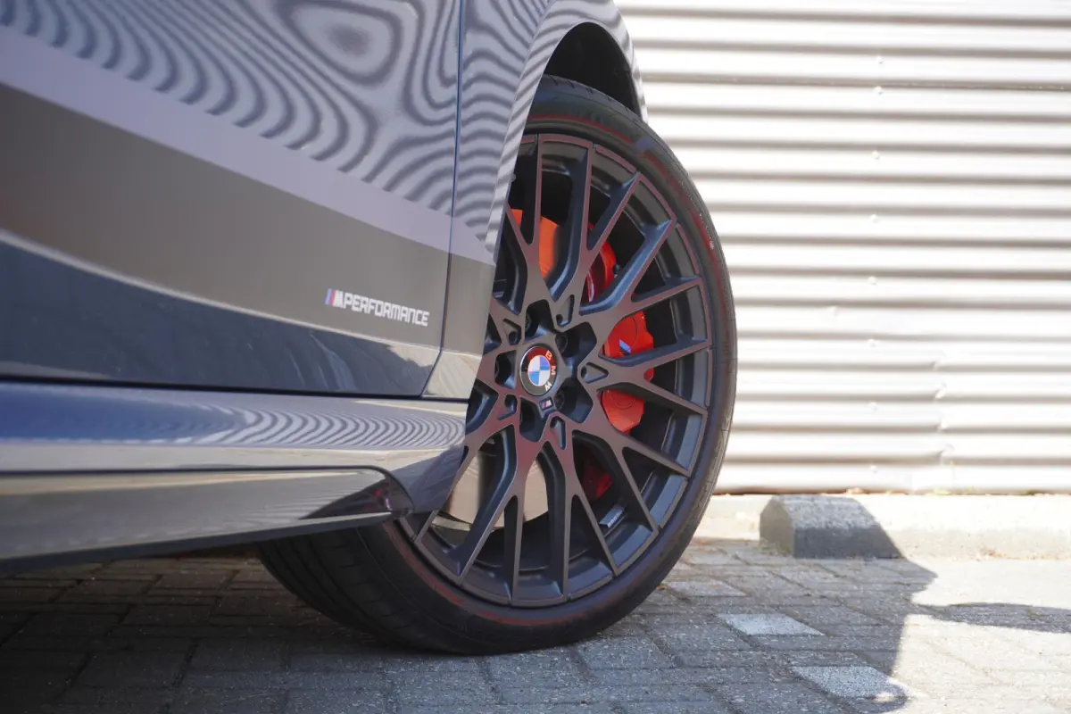 120 M Sportpakket Pro | 19 inch LM M Y-spaak | Stuurwielrand verwarmd | Extra getint glas | Harman-Kardon sound system | Parking Assistant Plus | BMW Head-Up Display
