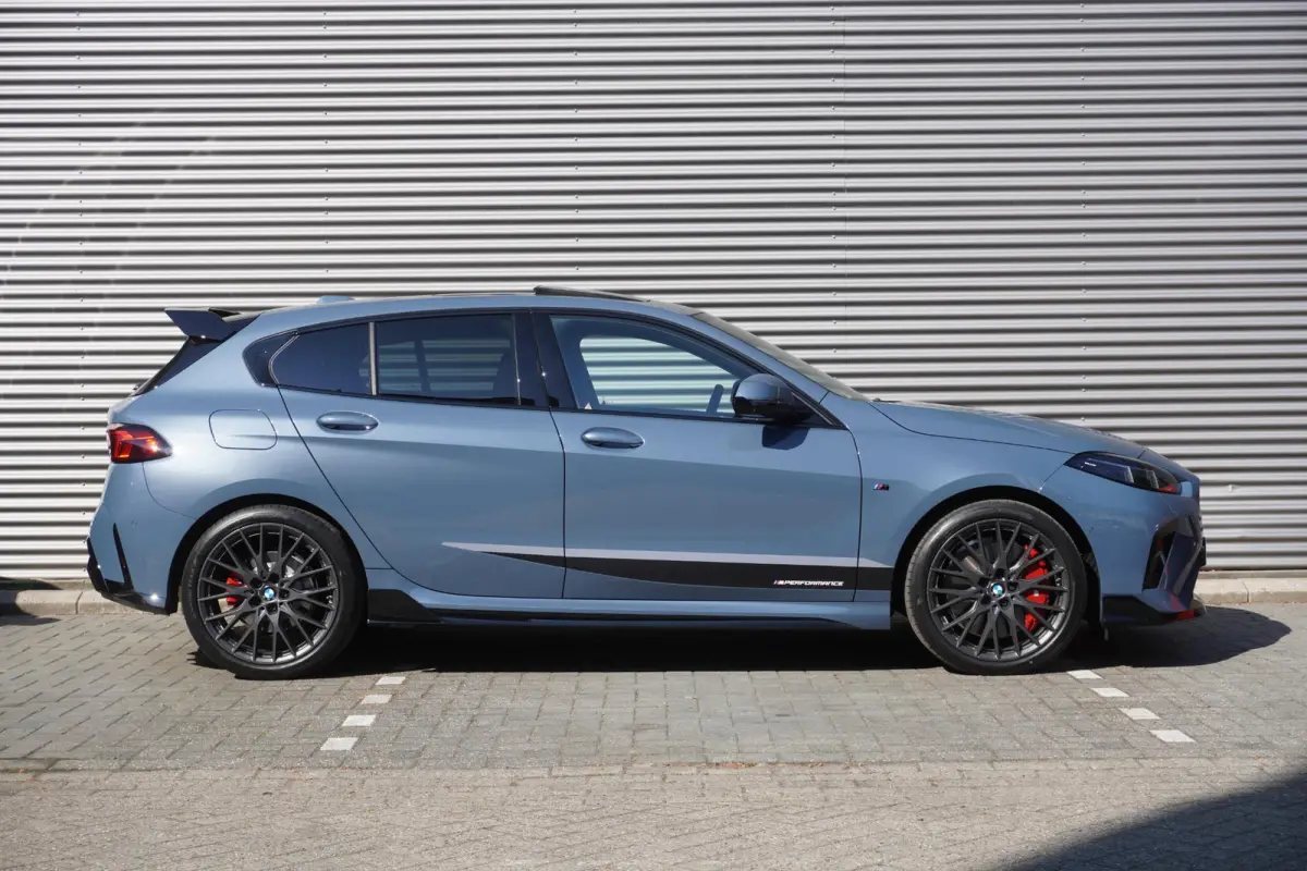 120 M Sportpakket Pro | 19 inch LM M Y-spaak | Stuurwielrand verwarmd | Extra getint glas | Harman-Kardon sound system | Parking Assistant Plus | BMW Head-Up Display