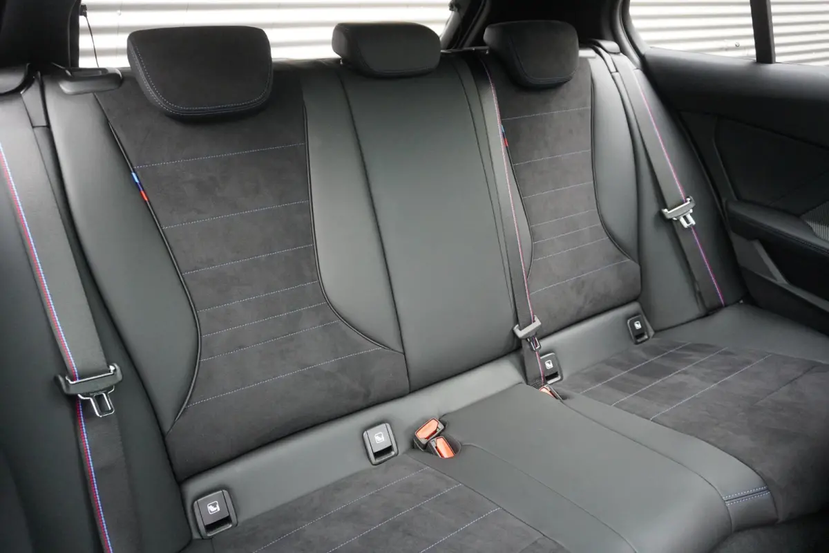 120 M Sportpakket Pro | 19 inch LM M Y-spaak | Stuurwielrand verwarmd | Extra getint glas | Harman-Kardon sound system | Parking Assistant Plus | BMW Head-Up Display