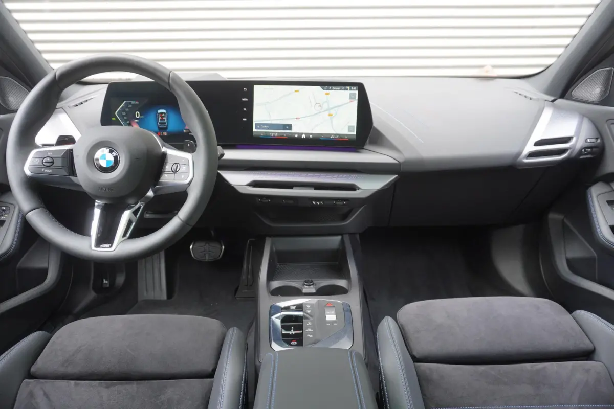 120 M Sportpakket Pro | 19 inch LM M Y-spaak | Stuurwielrand verwarmd | Extra getint glas | Harman-Kardon sound system | Parking Assistant Plus | BMW Head-Up Display