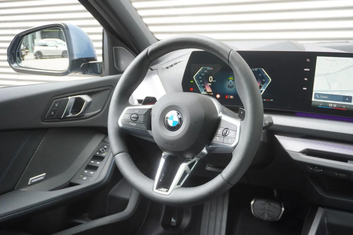 120 M Sportpakket Pro | 19 inch LM M Y-spaak | Stuurwielrand verwarmd | Extra getint glas | Harman-Kardon sound system | Parking Assistant Plus | BMW Head-Up Display