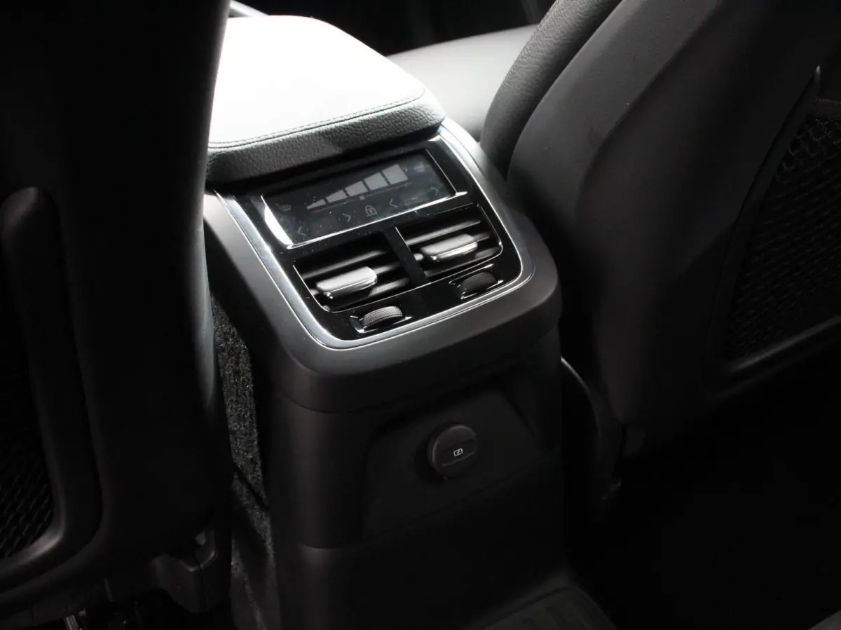 2.0 T8 Recharge 391pk AWD Inscription Expression Luchtvering Trekhaak Navigatie Camera 360 Climate Control