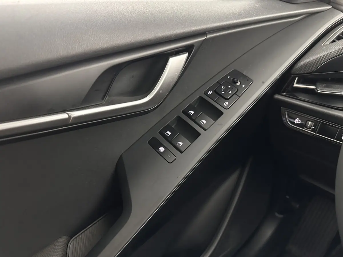 1.6 GDi Hybrid ComfortLine (INCL-BTW) Aut. *ADAPTIVE-CRUISE | DIGI-COCKPIT | CARPLAY | CAMERA | COMFORTSEATS | DAB | ECC | PDC | CRUISE | TOWBAR | 16''ALU*
