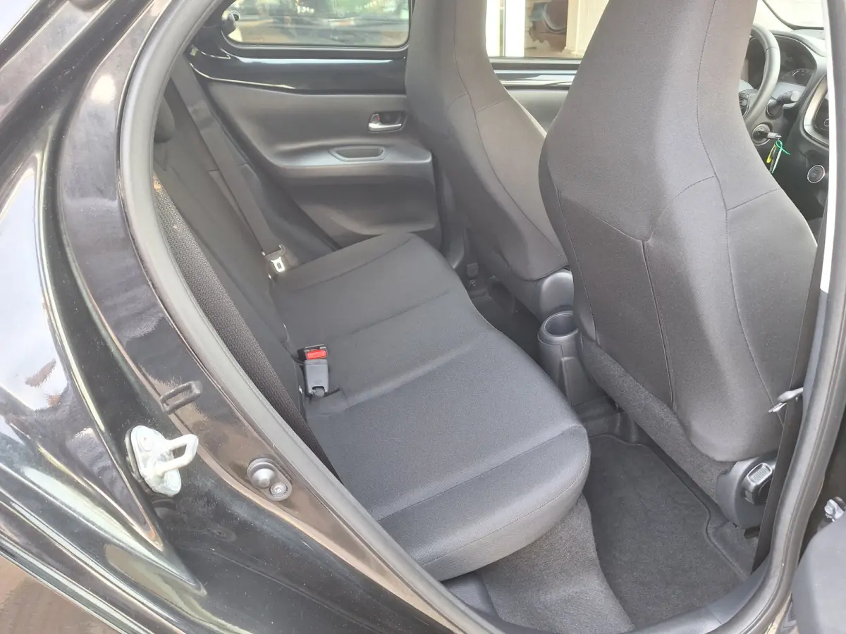 1.0 VVT-i MT Play /Camera/Navi/Apple/Android/1e Eig/Garantie