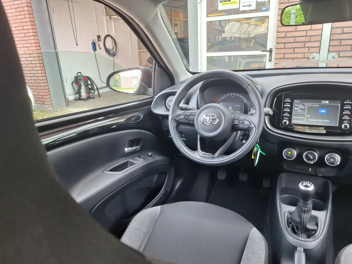1.0 VVT-i MT Play /Camera/Navi/Apple/Android/1e Eig/Garantie