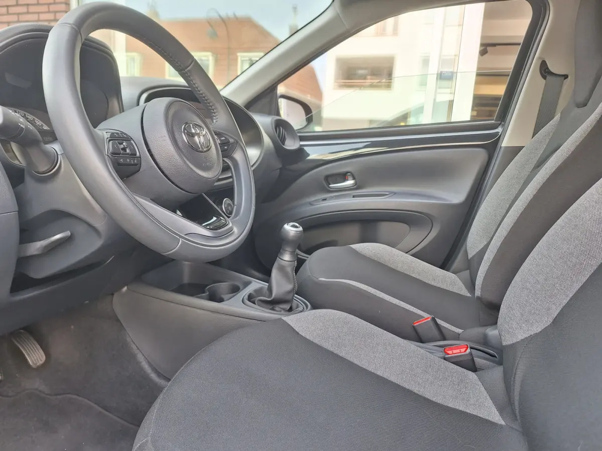 1.0 VVT-i MT Play /Camera/Navi/Apple/Android/1e Eig/Garantie