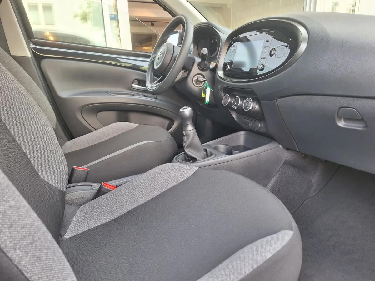 1.0 VVT-i MT Play /Camera/Navi/Apple/Android/1e Eig/Garantie