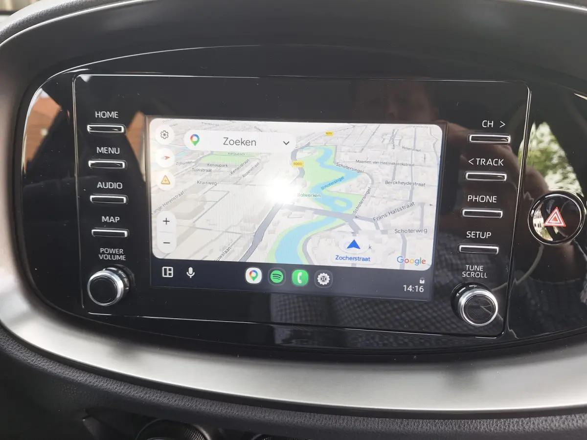 1.0 VVT-i MT Play /Camera/Navi/Apple/Android/1e Eig/Garantie