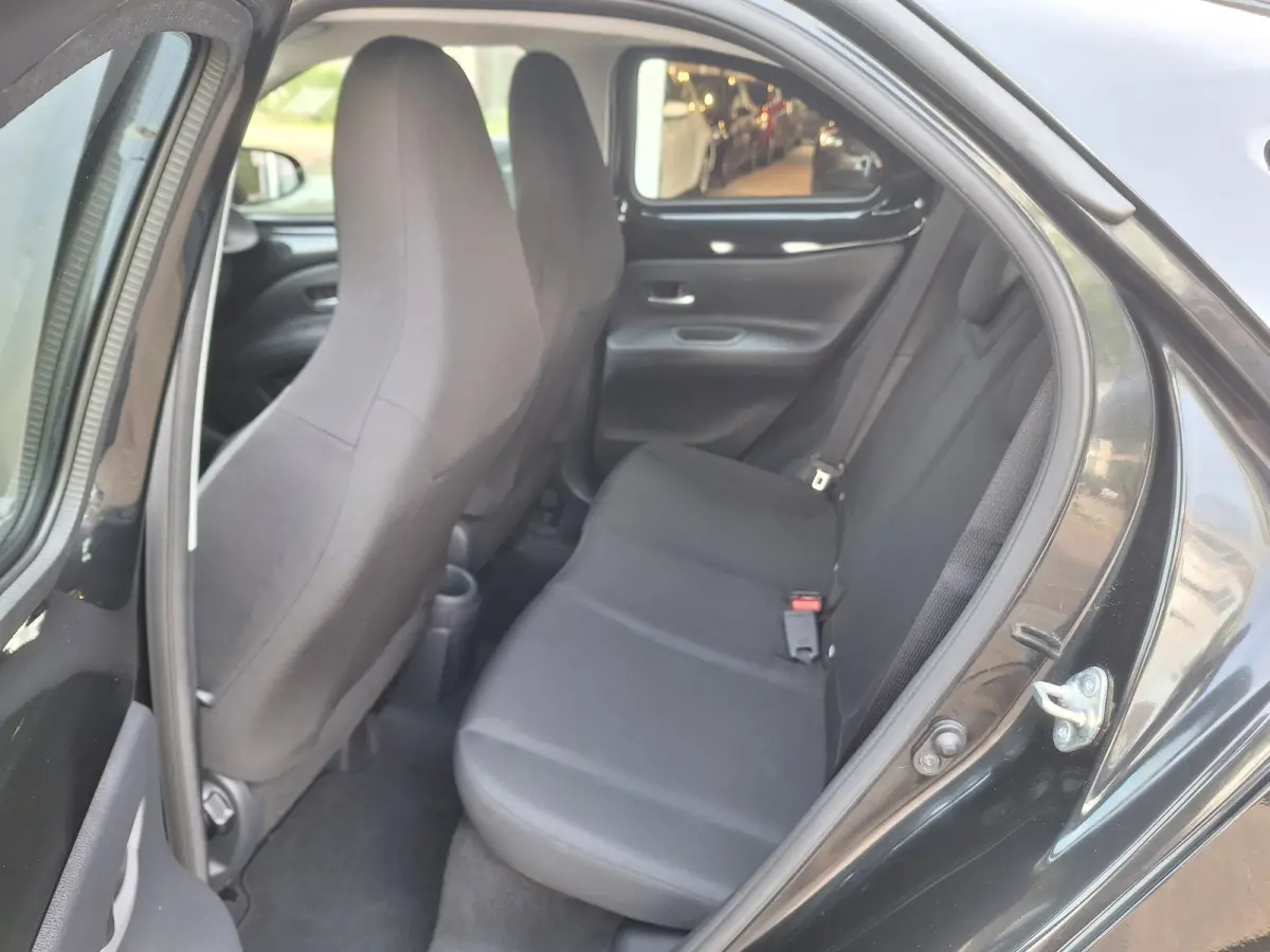 1.0 VVT-i MT Play /Camera/Navi/Apple/Android/1e Eig/Garantie